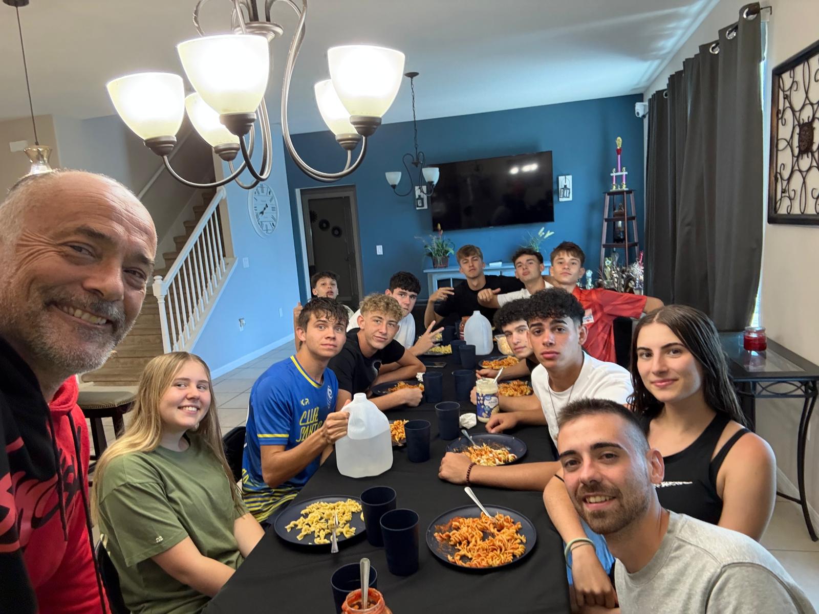 Cena en familia durante la estancia en la casa