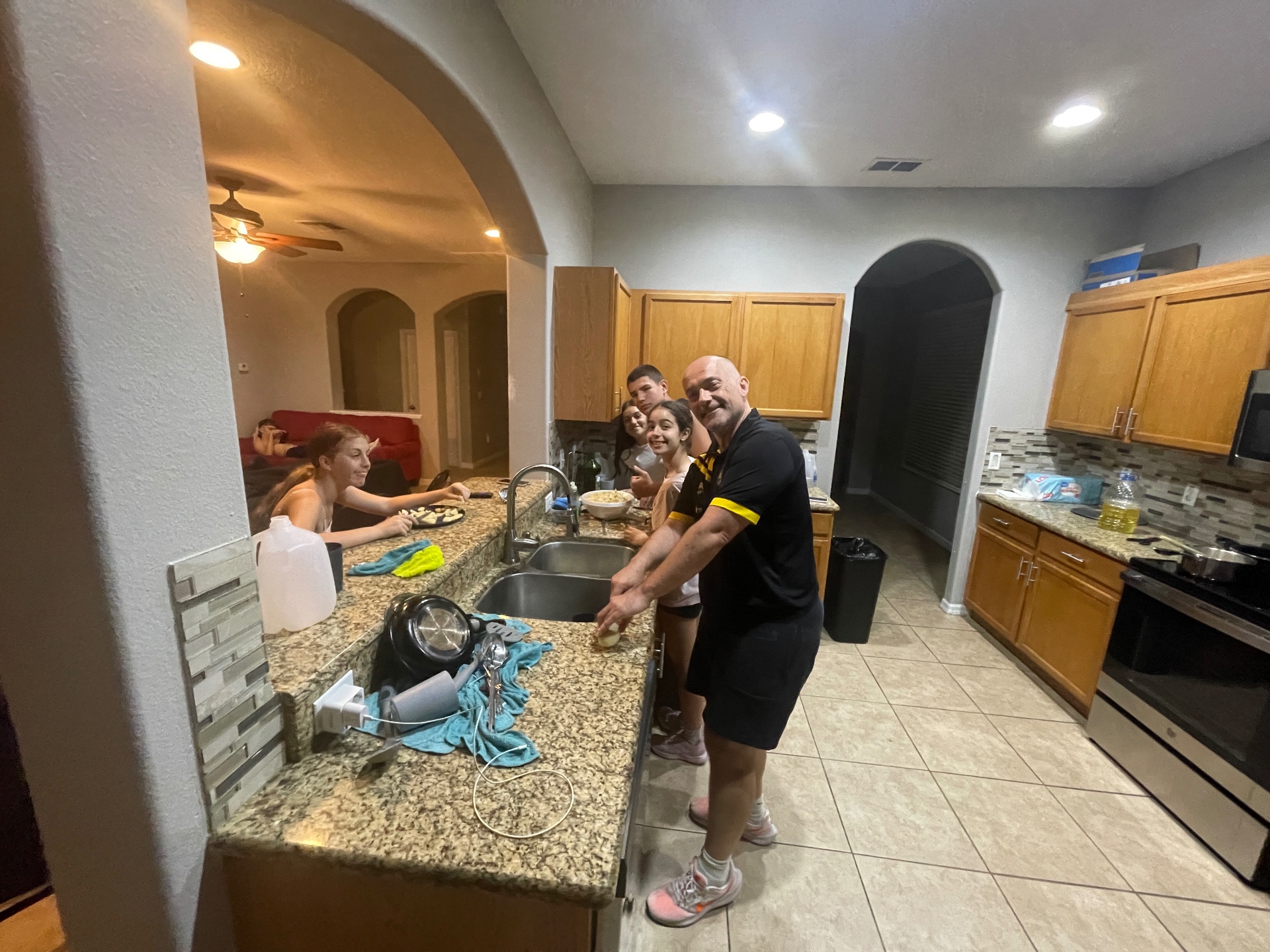 Preparando la comida juntos en la cocina de la casa