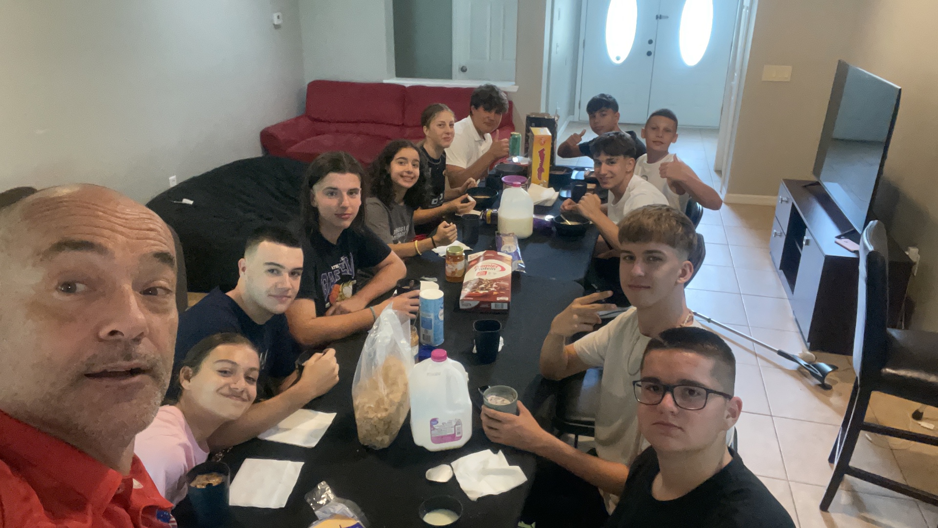 Desayuno en grupo con los tutores en la casa
