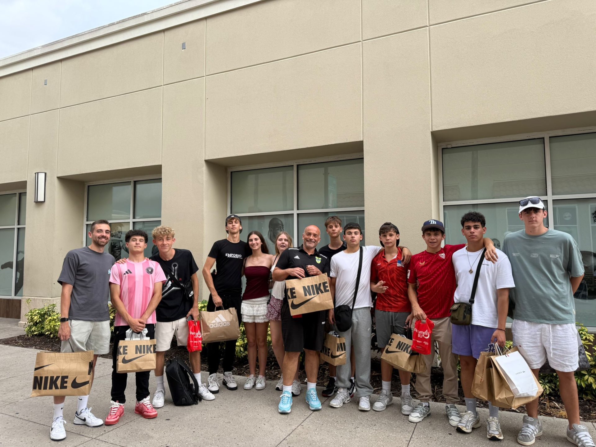 El grupo de jugadores y tutores tras una salida de compras