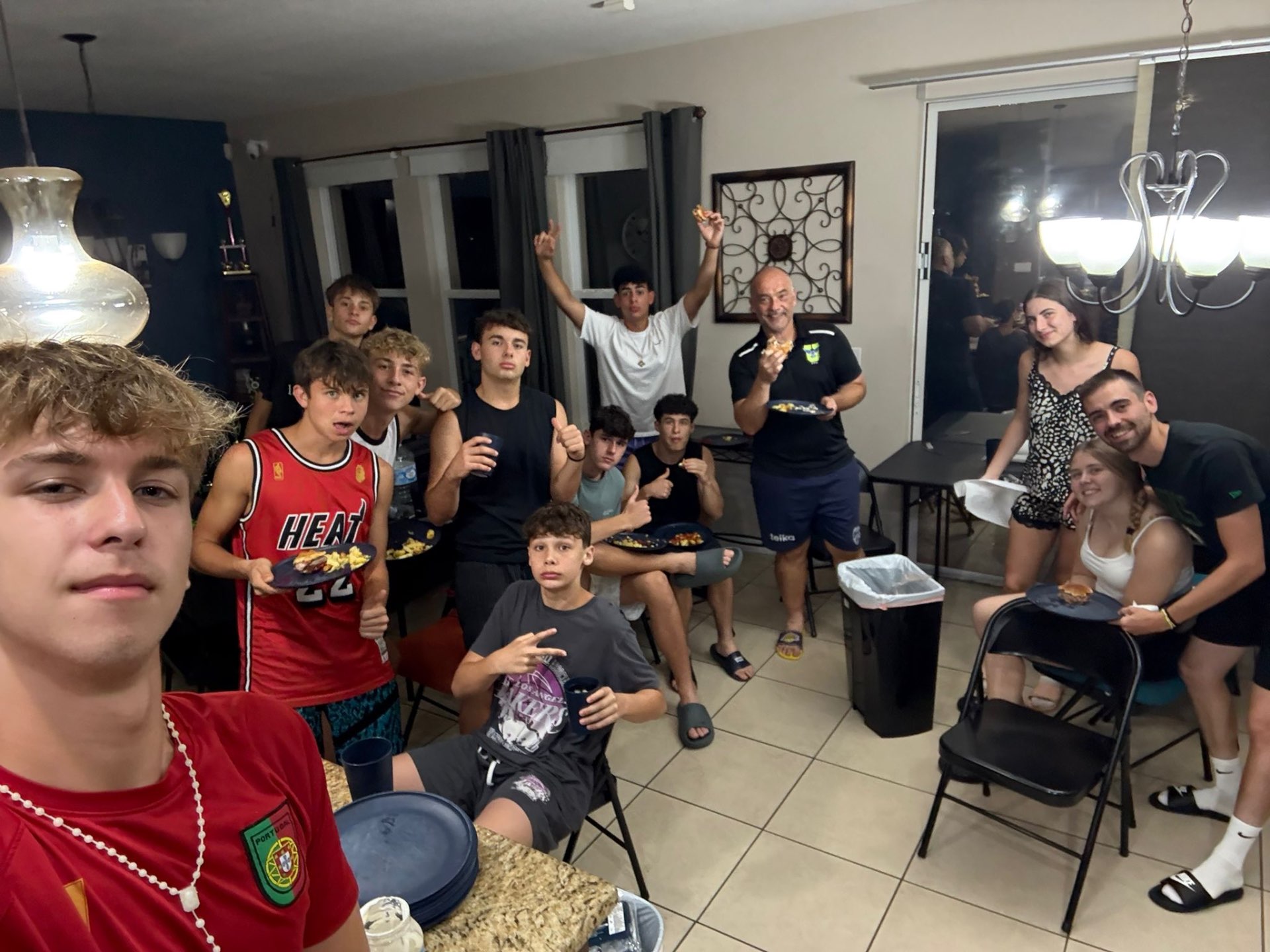 Momento de grupo en la casa después de cenar