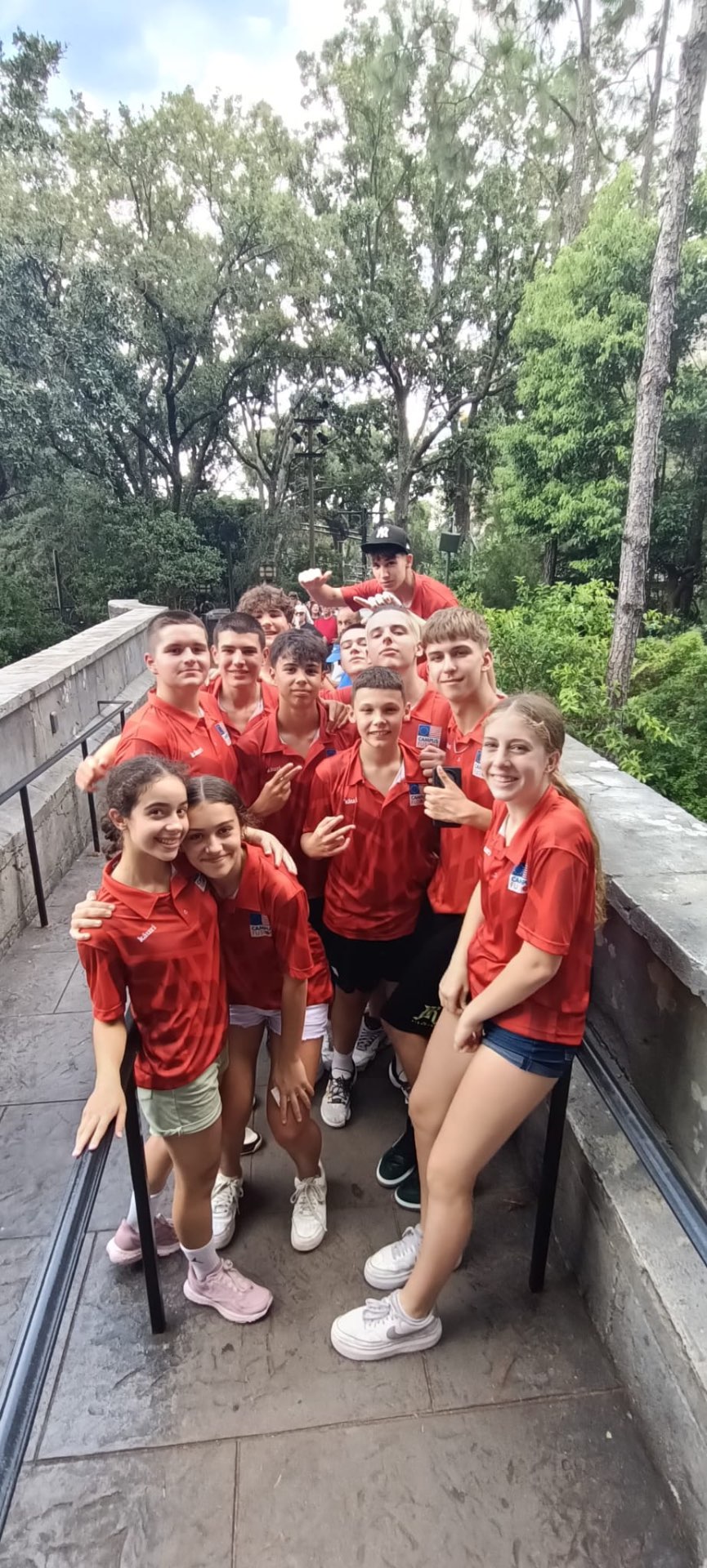 El grupo completo de jugadores y tutores juntos durante una salida a un parque temático en Orlando