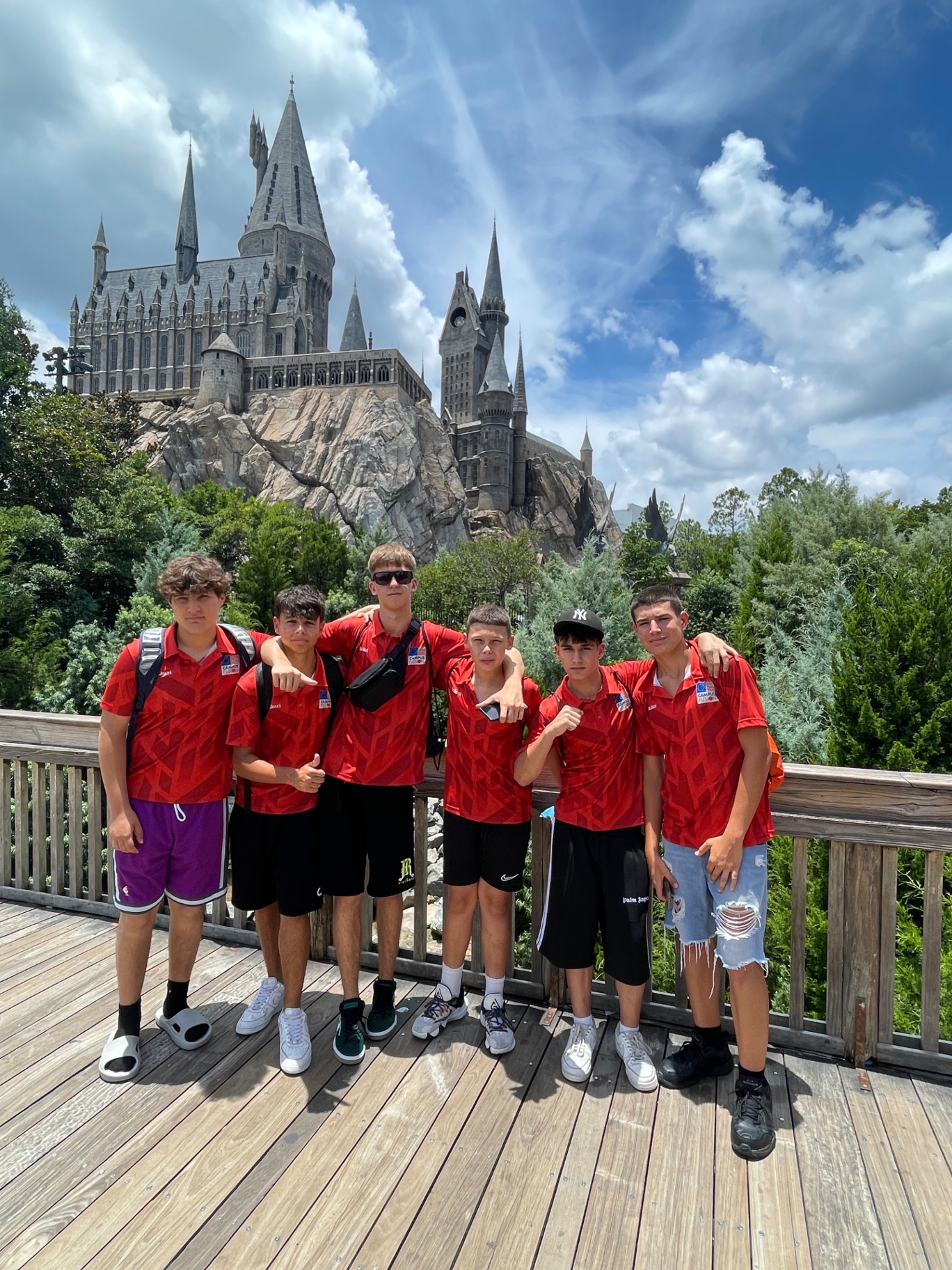 Grupo de jugadores frente al castillo de Hogwarts en Universal Orlando