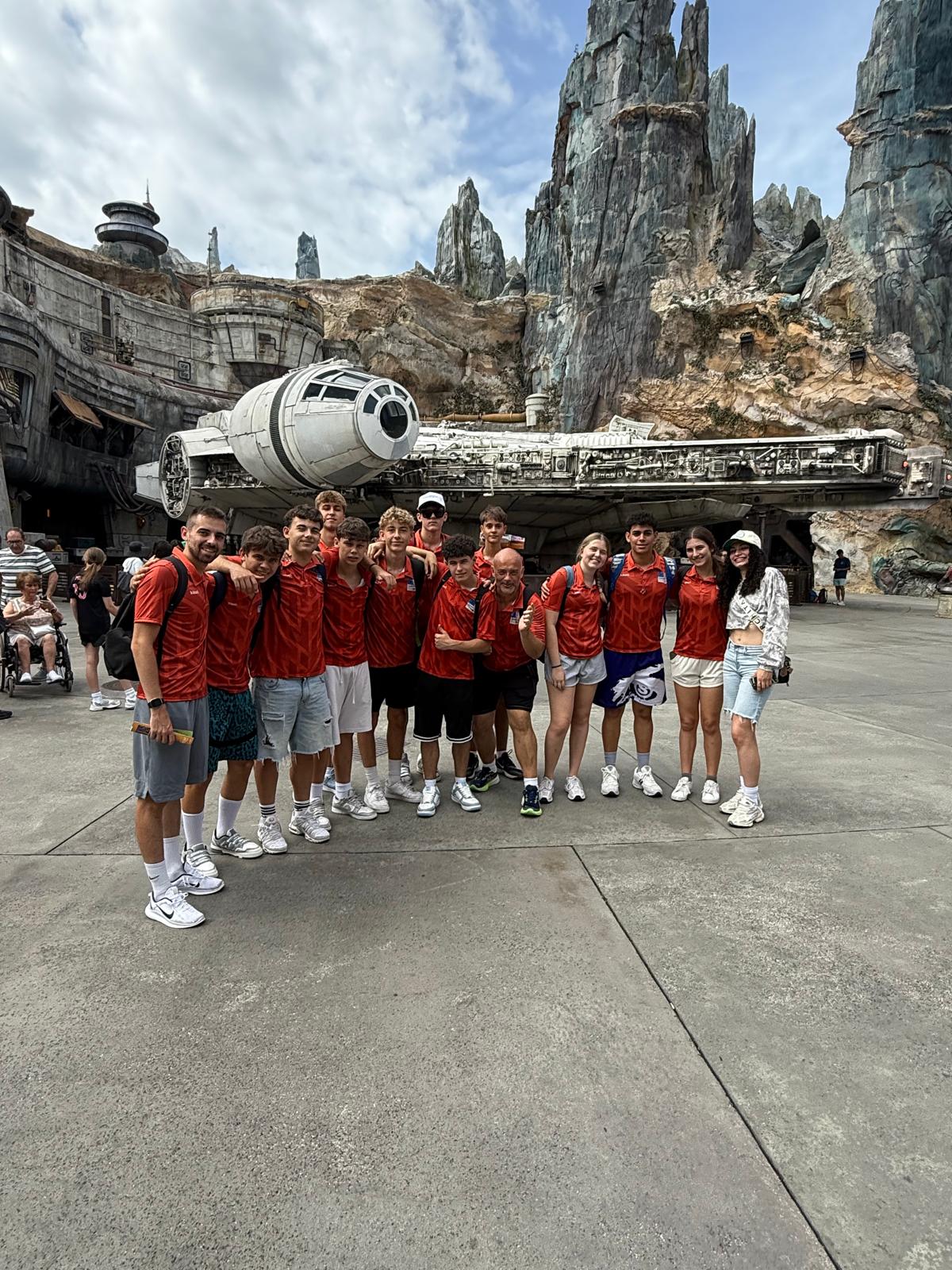 El grupo completo posando en Star Wars: Galaxy's Edge en Disney