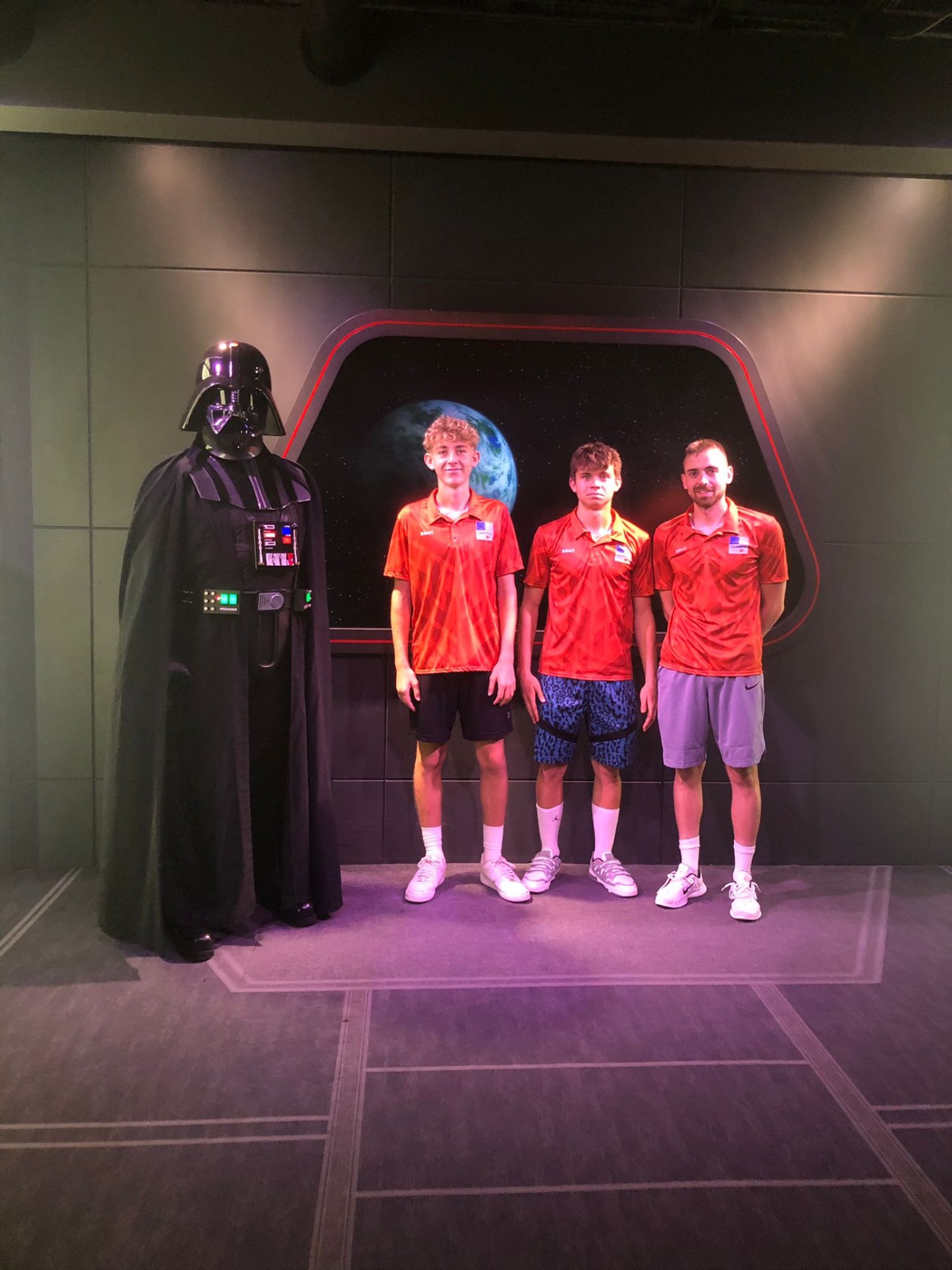 Tres jugadores en una atracción de Star Wars en los parques de Orlando